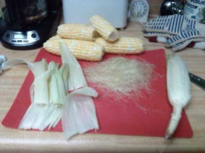 Craft For Fun: Drying Your Own Corn Husks and Silk For Corn Husk ... Drying Corn Husks, Corn Husk Uses, How To Dry Corn Husks For Crafts, Corn Husk Basket, How To Make A Corn Husk Doll, Weaving Corn Husk, Pepar Craft, Corn Husk Crafts, Corn Husk Dolls