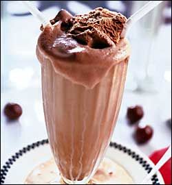 Inside I REALLY want this... Chocolate Shake Recipe, Malt Recipe, Steak N Shake, Chocolate Shakeology, Ideal Protein Recipes, Chocolate Malt, Ideal Protein, Chocolate Shake, Chocolate Milkshake