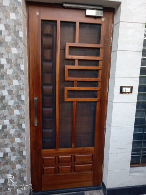 Front Net Door Design Wood, Double Door Net Design, Main Door Net Design Entrance Modern, Jalli Doors Design, Net Doors For Main Door, Double Door Design Wood Jali, Jaali Door Design Wooden, Net Door Design Wooden, Jali Door Design Modern