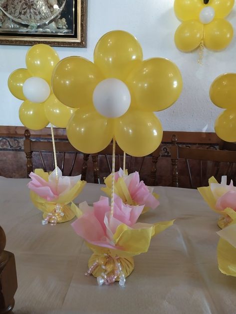 Daisy Centerpieces 1st Birthday, Daisy Flower Centerpieces Birthday, Daisy Balloon Centerpiece, Daisy Centerpiece Ideas Birthday, Daisy Birthday Centerpieces, Daisy Centerpiece Ideas, Ballon Centerpieces Simple, Daisy Baby Shower Theme, Daisy Centerpieces