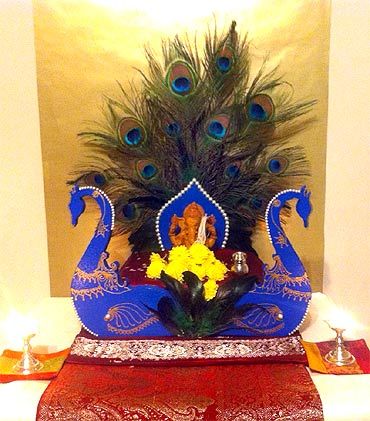 From Vikhroli to Fiji: Readers' PIX of Ganpati Peacock Ganapati Decoration, Peacock Decoration For Ganpati, Gauri Decoration, Peacock Decoration, Ganpati Decoration Theme, Ganesh Chaturthi Decoration, Thali Decoration Ideas, Ganpati Decoration At Home, Diy Floral Decor