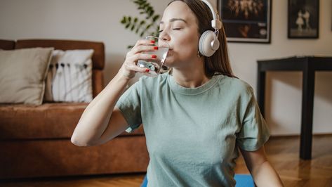 How To Stay Hydrated Without Needing To Pee Every 5 Seconds | HuffPost UK Life Uk Life, Benefits Of Drinking Water, Nutritional Therapist, Natural Diuretic, Headache Prevention, To Pee, Bladder Control, Dry Mouth, Pelvic Floor Exercises