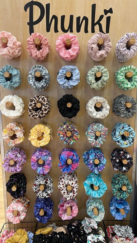 Scrunchies Scrunchies Packaging Ideas, Scrunchie Holder, Market Day Ideas, Shop Counter Design, Crochet Store, Diy Hair Scrunchies, Diy Hair Accessories Ribbon, Scrunchies Diy, Custom Birthday Cakes