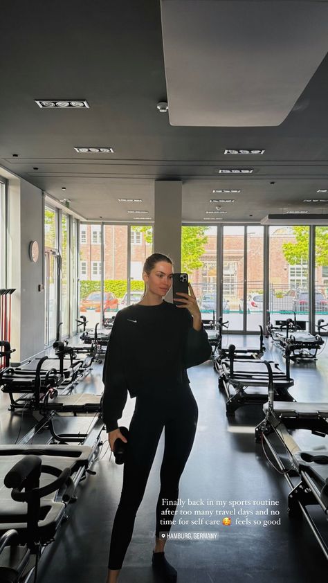 Gym Selfie Instagram Story, Pilates Mirror Selfie, Gym Selfie Aesthetic, Fitness Mirror Selfie, Mirror Selfie Ig Story, Morning Mirror Selfie, Workout Mirror Selfie, Gym Instagram Story, Mirror Selfie Instagram Story