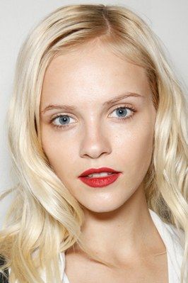 Follow these tips to get a gorgeous complexion like this model backstage at the Burberry Prorsum spring 2013 runway show. Matte Red Lips, Lace Makeup, Ginta Lapina, Wear Red Lipstick, Models Backstage, Ice Blonde, Red Makeup, Burberry Prorsum, Foto Art