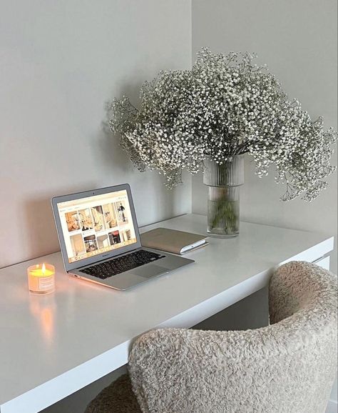 Studio In Casa, Entry Office, Bedroom Plan, Ribbed Vase, Vase Tall, Study Desk Decor, Clear Glass Vase, Vase Modern, Desk Inspo