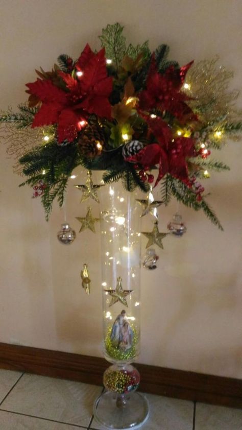 Christmas Decorations Centerpiece, Christmas Vases, Christmas Candle Decorations, Christmas Flower Arrangements, Christmas Floral Arrangements, Christmas Centerpieces Diy, Easy Christmas Decorations, Diy Christmas Decorations Easy, Holiday Crafts Christmas