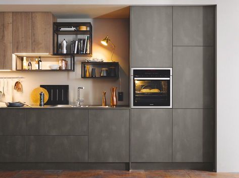 The industrial look develops with heavy metal and concrete effects Modern Konyhatervezés, Dark Effect, German Kitchens, Best Kitchen Design, German Kitchen, Studio Kitchen, Best Kitchen Designs, Kitchen Design Trends, Metal Kitchen