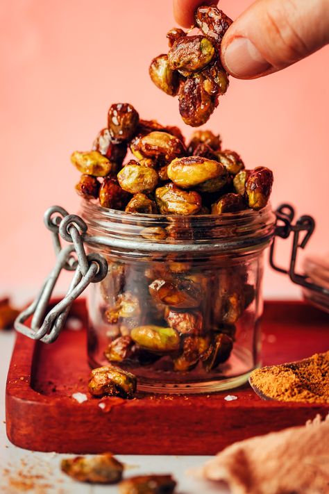 Candied Pistachios (4 Ingredients!) Birthday Salad, Candied Pistachios, Diy Salad, Roasted Pistachios, Bbq Roast, Raw Pistachios, Pistachio Recipes, Kid Snacks, Popcorn Popper