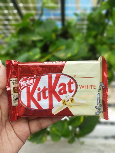 nestlé kitkat white Kit Kat White, Food Dessert, Kit Kat, Candy Shop, Something Sweet, Yummy Food Dessert, Candy Bar, Dessert Recipes, Vanilla