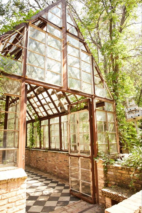 Garden Oasis Ideas, Diy Home Garden, Home Garden Ideas, Magnolia Journal, Fresh Farmhouse, Pizza Bar, Backyard Greenhouse, Magnolia Market, Glass Roof