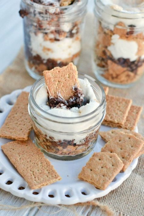 Mason jar s'mores Summer Road Trips, Mason Jar Desserts, Smore Recipes, Dessert In A Jar, Mason Jar Meals, Meals In A Jar, In A Jar, S Mores, Favorite Desserts