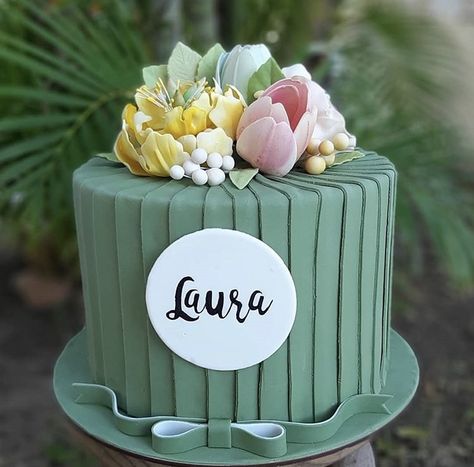 Half Pound Cake Design, Chocolate Glaze Cake, Buttercream Cake Designs, Graduation Party Cake, Green Wedding Cake, Cake Pop Decorating, Cake Decorating For Beginners, Pastel Cakes, Christmas Holiday Cake