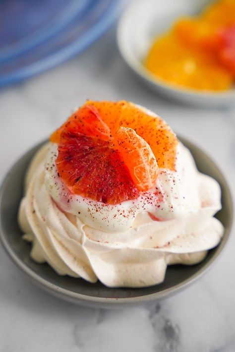 Mini Pavlovas, Meringue Pavlova, Citrus Desserts, Citrus Slices, Anna Pavlova, Elegant Desserts, Favorite Dessert Recipes, Winter Food, Pavlova