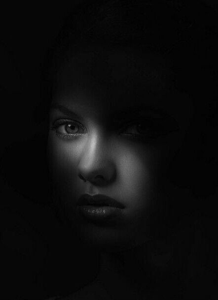 Low Key Portraits, Black And White Photography Portraits, Low Key Photography, Eyes Wide Open, Dark Portrait, Black And White Face, Inspiration Painting, Shadow Photography, Photographie Portrait Inspiration