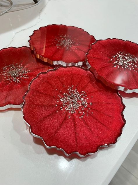 Buy Resin Holiday Coaster Set Tray With Handles Ruby Red and Online in India - Etsy Red Resin Coasters, Christmas Resin Coasters, Home Decor Glam, Glam Home Decor, Silver Coasters, Coasters Christmas, Christmas Resin, Holiday Coasters, Diy Doll Miniatures