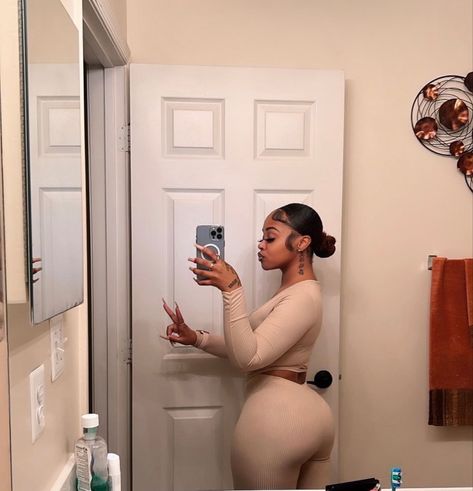 Black girl mirror selfie Thick Mirror Poses, Iphone Mirror Selfie, Small Bathroom Mirrors, Mirror Flicks, Soft Girl Era, Cute Clothing Stores, Selfie Mirror, Mirror Selfie Poses, Fun Photoshoot