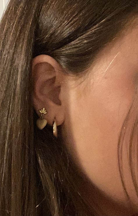 Old Money Ear Piercings, Blair Waldorf Earrings, Old Money Piercings, Brunette With Gold Jewelry, Blair Waldorf Jewelry, Old Money Aesthetic Jewelry, Clean Girl Earrings, Gossip Girl Jewelry, Old Money Earrings