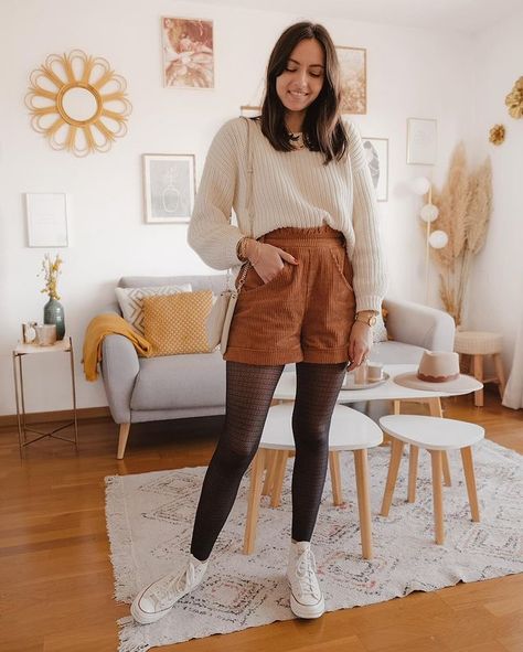 Velvet Shorts Outfit Winter, Cord Shorts Outfit, Corduroy Shorts Outfit, Velvet Shorts Outfit, Athena Outfit, Shorts And Tights Outfit, Outfits Short Women, Winter Shorts Outfits, Cord Trousers