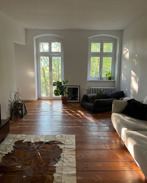 Kreuzberg, Berlin 📍 available to rent or swap Calm, modern and light flooded one bedroom flat with high ceilings and a brand new kitchen. Available now to rent or swap until September 🤝 Dream Flat, Berlin Style, One Bedroom Flat, Style Carpet, Berlin Fashion, High Ceilings, Space Decor, Dream Homes, One Bedroom