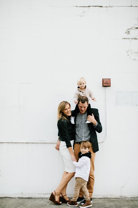 Downtown Seattle Rooftop Session / Hurn Family — Catie Bergman Photography Urban Family Photo Shoot, Family Fall Photoshoot Ideas, Family Fall Photoshoot, Urban Family Photography, Urban Family Photos, Fall Photoshoot Ideas, City Holiday, Downtown Photography, Studio Vibes