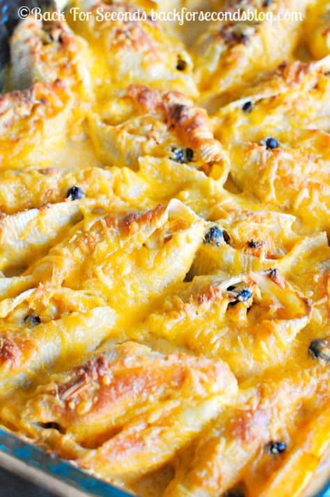 Mexican Stuffed Shells - Cheesy comfort food at it's best! Makes an excellent FREEZER Meal!  #mexicanfood #freezermeal #stuffedshells Mexican Shells, Mexican Stuffed Shells, Diner Recept, Freezer Meal, Freezer Cooking, Goulash, Rigatoni, Stuffed Shells, Mexican Dishes