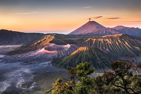 Bromo Sunrise | Flickr - Photo Sharing! Volcanic Mountains, Island Landscape, Java Island, East Java, Desktop Wallpapers Backgrounds, Hd Desktop, Paradise On Earth, Tourist Spots, Backpacking Travel