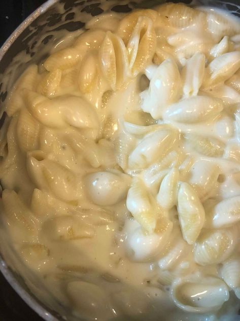 Mac And Cheese With American Cheese, Shells Mac And Cheese Recipe, Restaurant Mac And Cheese, White Mac And Cheese Recipe, Meal For A Crowd, Mac And Cheese Creamy, White Mac And Cheese, Main Recipes, White Sauce Recipes