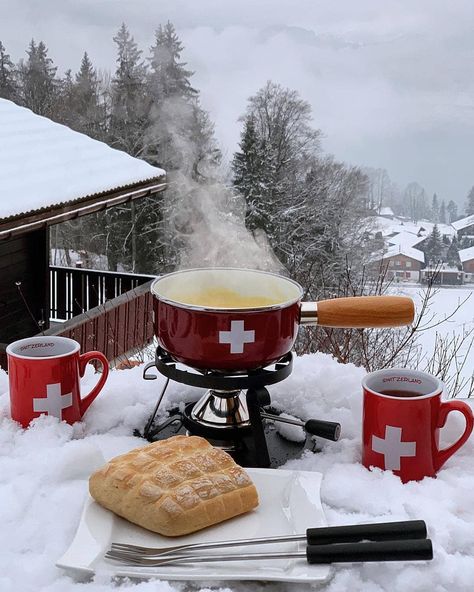 Valentine Home Decor Ideas, Switzerland Cheese, Crafts Valentines Day, Gifts For Him Valentines Day, Swiss Cheese Fondue, Crafts Valentines, Valentines Day Crafts, Apres Ski Party, Decor Valentines Day