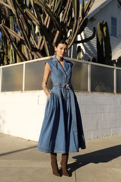 Denim Fashion Women Dresses, 27 Year Old Fashion Outfits, Blue Jean Dress Outfit, Denim Dress Styling, Denim Dress Summer Outfit, Amalie Gassmann, Jean Dress Outfit, Denim Outfits For Women, Jeans Dresses For Women