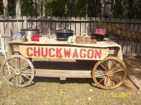 Chuckwagon BBQ Decorating Ideas | took an old wooden table ..... add wheels and a sign....Our Chuck ... Western Theme Party Decorating Ideas, Hoedown Party, Country Western Parties, Old Wooden Table, Wild West Birthday, Wild West Party, Rodeo Party, Country Party, Barn Parties