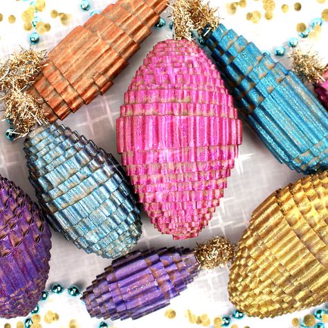 Diy Cardboard Ornaments, Paper Mache Christmas Ornaments Diy, Cardboard Ornaments Diy, Christmas Crafts Decorations Handmade, Cardboard Christmas Decorations, Cardboard Christmas Ornaments, Paper Mache Christmas Ornaments, Recycled Ornaments, Cardboard Ornaments