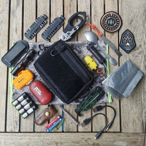 Urban Survival Kit, Survival Prepping Diy, What's In My Backpack, Edc Essentials, Get Home Bag, Molle Backpack, Adventure Essentials, Edc Gadgets, Edc Bag