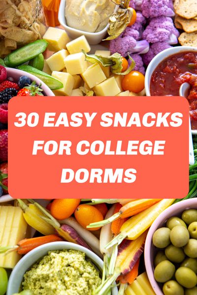 Here are 30 easy snacks for college to keep in your dorm room or apartment! These mini meals and snacks are sure to keep you satisfied. Healthy Dorm Snacks, Snacks For College, College Dorm Food, Dorm Room Snacks, Dorm Room Cooking, Dorm Snacks, Dorm Room Food, Dorm Cooking, College Snacks