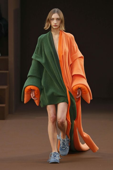 Loewe Ready To Wear Fall Winter 2022 – DOOR11 Trends 2023 Fall Winter, Fashion Trends 2023 Fall Winter, Loewe Vintage, Biker Dress, Paris Fashion Week Runway, Trends 2023, Fashion Now, Vintage Fall, Winter 2022