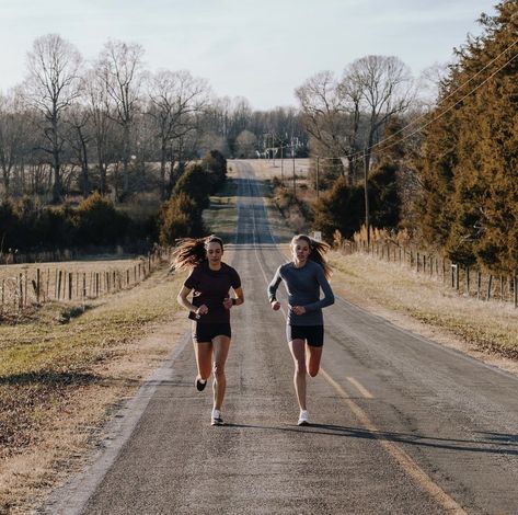 Blonde Running Aesthetic, Running Woman Aesthetic, Running Inspo Aesthetic, Runner Aesthetic Girl, Aesthetic Running Pictures, Running Aesthetic Fitness, Fall Running Outfit, Cross Country Aesthetic, Fall Running