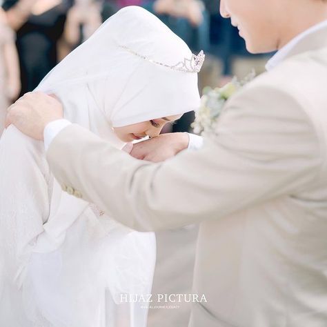 Foto Pov, Foto Wedding, White Wedding Theme, Wedding Muslim, Wedding Photoshoot Poses, Islamic Wedding, Wedding Mood Board, Wedding Art, Wedding Item