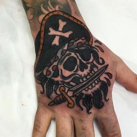 Pirate Hand Tattoo, Pirate Tattoo Traditional, Pirate Skull Tattoos, Neo Traditional Tattoos, Skull Tattoo Designs, Traditional Hand Tattoo, Sugar Skull Tattoo, Le Tattoo, Pirate Tattoo