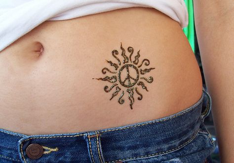 peace sign sun by merrittz henna art, via Flickr Cool Peace Sign Tattoo, Hawaiin Tattoo, Symbol Ideas, Tattoo Sign, Peace Sign Tattoos, Mundo Hippie, Peace Tattoos, Tattoo Session, Cute Henna Tattoos