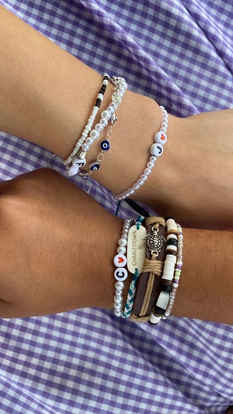 Aesthetic Friendship Bracelets Beads, Friendship Bracelets Stack, Matching Bracelets Aesthetic, Funny Friendship Bracelets, Friendship Bracelet Aesthetic, Aesthetic Friendship Bracelets, Friendship Bracelets Aesthetic, Trendy Jewelry Ideas, Bestie Squad