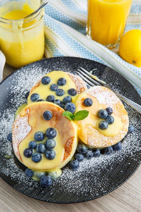 Pancakes With Lemon Curd, Japanese Souffle Pancakes, Lemon Blueberry Pancakes, Souffle Pancakes, Blueberry Pancakes, Blueberry Recipes, God Mat, Asian Desserts, Breakfast Items