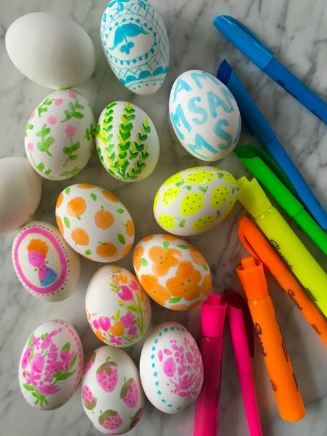 Diy Easter Eggs Dye, Decorate Easter Eggs, Diy Easter Eggs, Easter Egg Dye, Fun Crafts To Do, Easter Egg Crafts, Easter Egg Painting, Highlighter Pen, Easter Eggs Diy