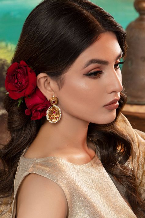 Hairstyles With Roses Indian, Law Bun Hairstyle Indian, Low Bun With Flowers Indian, Bun With Flowers Indian, Bun With Flowers Indian Saree, Tied Up Hairstyles, Simple Wedding Makeup, Hair Style On Saree, Iranian Beauty