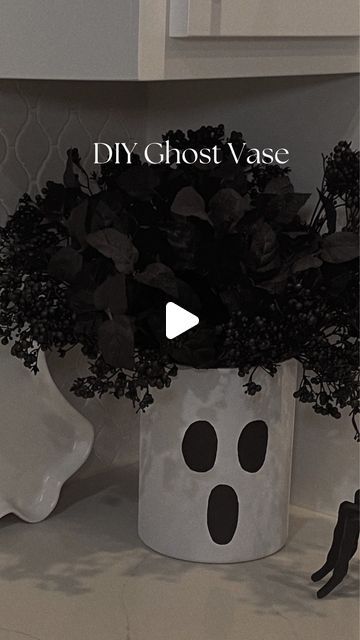 Diy Halloween Vase Ideas, Halloween Vases Diy, Halloween Vase Filler Ideas, Halloween Floral Arrangements Diy, Ghost Vase, Vase Tutorial, Vase Filler Ideas, Halloween Floral Arrangements, Halloween Vase