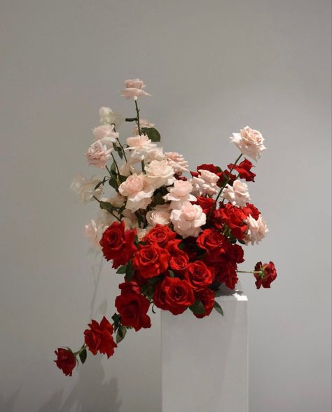 Modern Red Rose Arrangement, Red Floral Arrangements, Red Flower Arrangements, Bright Pink Wedding, Red Rose Arrangements, Red Wedding Flowers, Ikebana Arrangements, Winter Wedding Flowers, Flower Installation