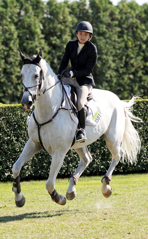 Mary-Kate Olsen Riding Horse Reference, Mary Kate Olsen Horse Riding, Mary Kate And Ashley Olsen Winning London, Kask Helmet Horse Riding, Olsen Sisters, Equestrian Jumping, Horse Eden Eventing, Grey Horses, Queen Elizabeth Horse Riding