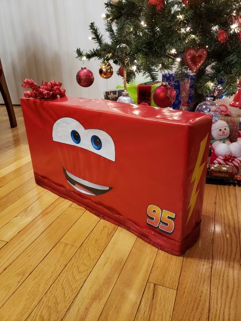 Disney Wrapping Ideas, Disney Cars Theme, Flash Mcqueen, Christmas Wrapping Diy, Baby Milestones Pictures, Christmas Themes Decorations, Disney Gift, Christmas Car, Creative Gift Wrapping