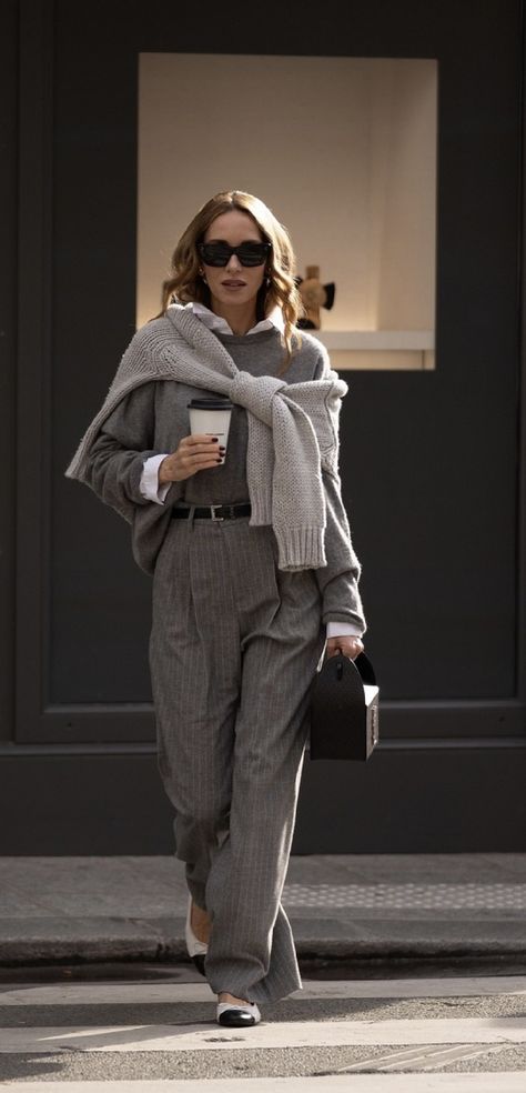 Bibi Fashion, Pinstripe Pants Outfit, Stripe Pants Outfit, Grey Pants Outfit, Italian Summer Outfits, Gray Trousers, Paris Outfits, Style 2023, Grey Outfit