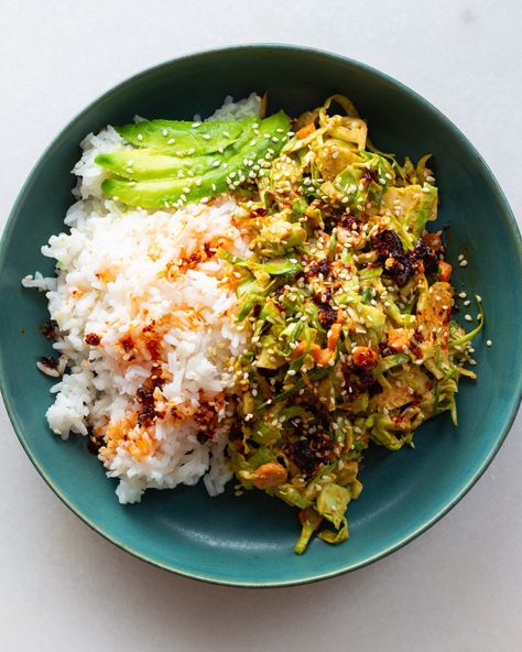 Creamy Lime Brussel Sprout Salad | A Vegan Version of Emily Mariko's Salmon Bowl - Justine Snacks Creamy Brussel Sprouts, Vegan Salad Bowl, Shaved Brussel Sprout Salad, Shaved Brussel Sprouts, Brussels Sprout Salad, Raw Veggies, Sprout Salad, Salmon Bowl, Shredded Brussel Sprouts