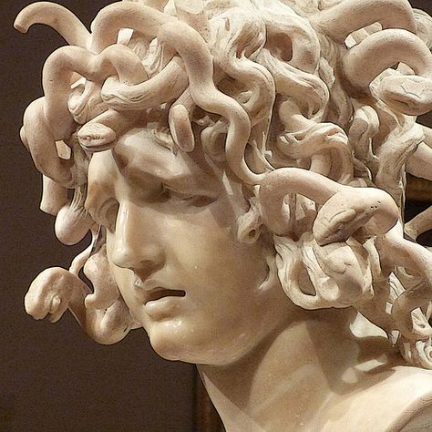 Cabeza de Medusa (Galería de los Uffizi)  Pintura atribuída a Leonardo Da Vinci y actualmente reconocida como la obra de un pintor fl... Medusa Sculpture, Mythology Medusa, Gian Lorenzo Bernini, Lorenzo Bernini, Medusa Art, Ancient Greek Sculpture, Legion Of Honor, Greek Statues, Ap Studio Art